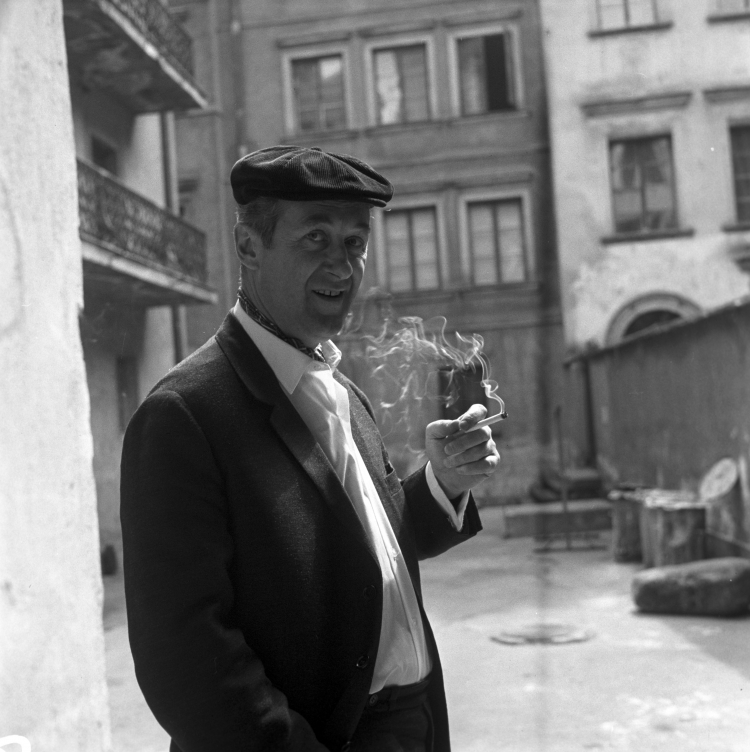 Aktor, piosenkarz Jarema Stępowski, na spacerze na Starym Mieście w Warszawie, 1968 r. PAP/Marian Sokołowski