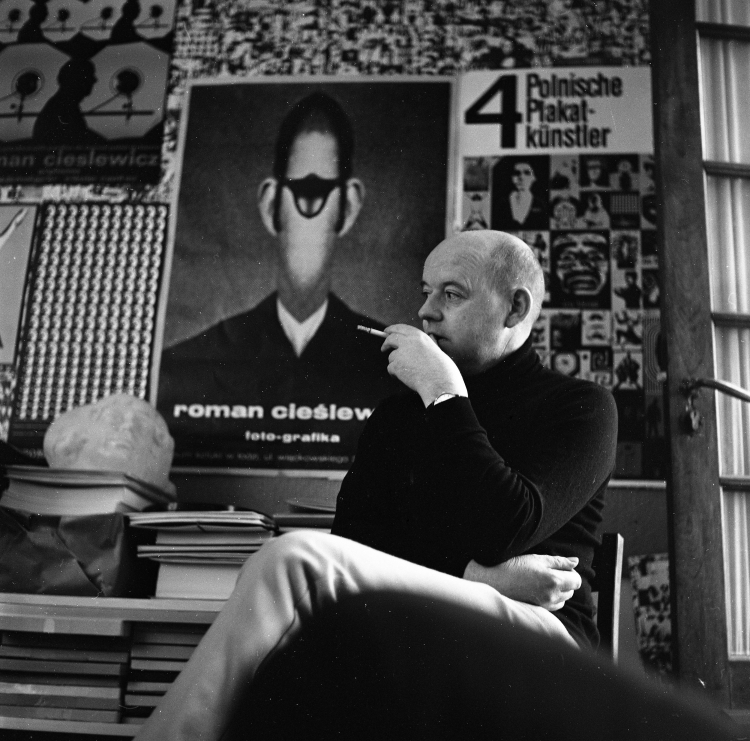 Artysta grafik, przedstawiciel polskiej szkoły plakatu Roman Cieślewicz w domu i pracowni, 1972 r. PAP/Maciej Musiał