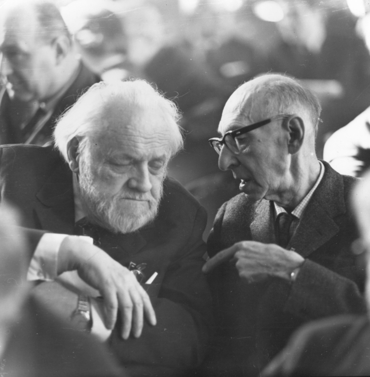 Antoni Słonimski (z prawej) i Melchior Wańkowicz na Zjeździe Lteratów Polskich w Łodzi, fot. PAP/Witold Rozmysłowicz