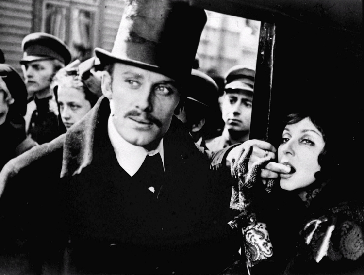 Kalina Jędrusik i Daniel Olbrychski na planie filmu "Ziemia obiecana" Andrzeja Wajdy, fot. PAP/CAF/reprodukcja