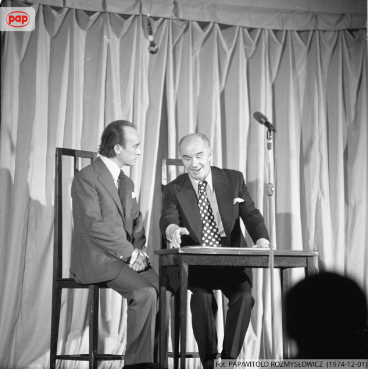 Od lewej: Wiesław Michnikowski i Edward Dziewoński w jednym z dialogów w kabarecie Dudek, 1974 r. PAP/CAF/Witold Rozmysłowicz
