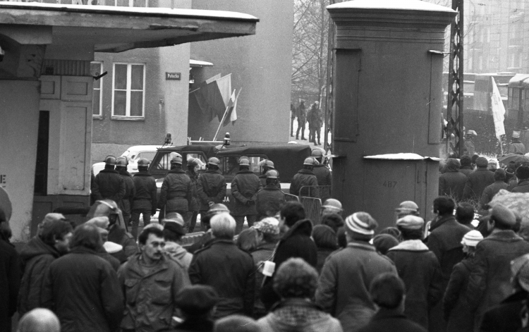 Strajk w Wyższej Oficerskiej Szkole Pożarniczej przy ul. Słowackiego w Warszawie. PAP/Jerzy Kośnik
