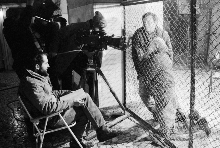 Realizacja filmu "O-bi, o-ba. Koniec cywilizacji" w reżyserii Piotra Szulkina. Nz. Piotr Szulkin (L) i aktorzy Henryk Bista (P) i Jerzy Stuhr (2P), luty 1984 r.  PAP/CAF - Witold Rozmysłowicz