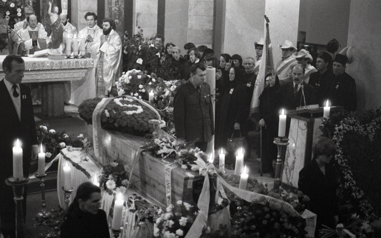 Msza święta sprawowana podczas całonocnego czuwania w kościele św. Stanisława Kostki przy trumnie z ciałem ks. Jerzego po przywiezieniu jej z Białegostoku, gdzie odbyła się identyfikacja zwłok. Przy ołtarzu m.in. ks. Stanisław Suchowolec (L), 1984 r. gr PAP/Jerzy Kośnik