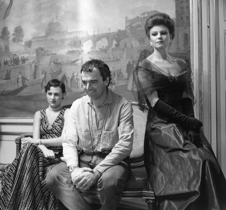 Plan zdjęciowy filmu pt. „Gdzieśkolwiek jest, jeśliś jest...”, w reżyserii Krzysztofa Zanussiego. Na zdjęciu, m.in. zdjęcia Sławomir Idziak (2L), Milva, właśc. Maria Ilva Biolcati (P). PAP/Afa Pixx/Krzysztof Wellman