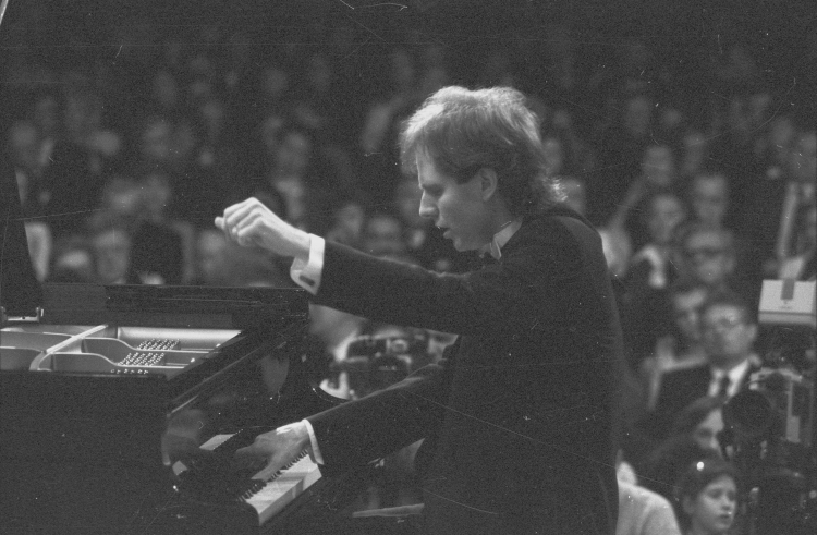 Warszawa 21 października1990 r. III etap i zakończenie XII Międzynarodowego Konkursu Pianistycznego im. Fryderyka Chopina. Nz. laureat II nagrody (I nagrody nie przyznano) pianista amerykański Kevin Kenner. PAP/Marcin Wegner