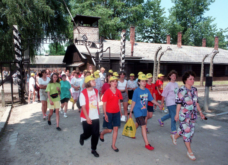Uczestnicy "Pociągu Pamięci" na terenie KL Auschwitz, 1995 r.  PAP/Jacek Bednarczyk