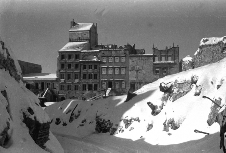 Ruiny Warszawy w styczniu 1945 roku, fot. PAP/CAF/Sranisław Dąbrowiecki
