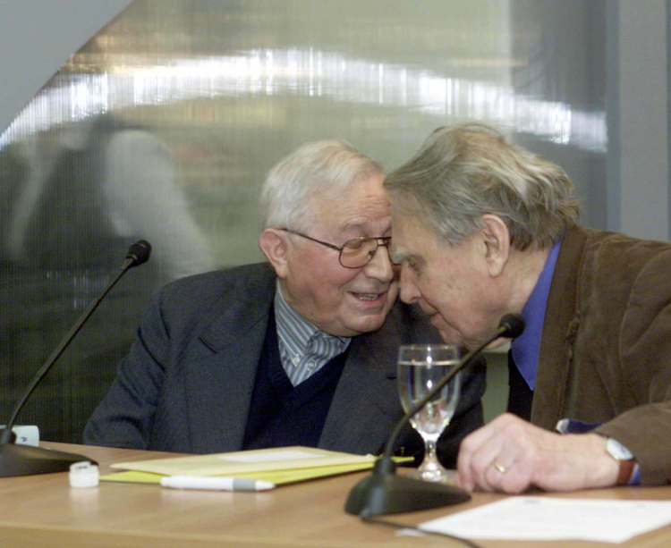 Czesław Miłosz (P) i Tadeusz Różewicz (L), podczas Międzynarodowych Targów Książki we Frankfurcie nad Menem w 2000 r. PAP/Adam Hawałej