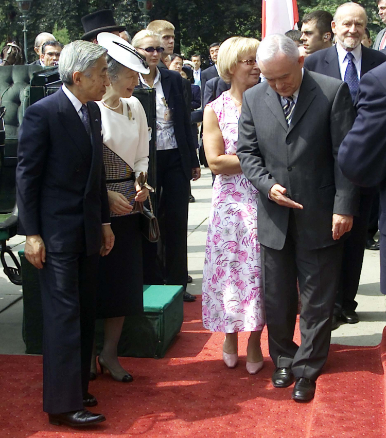 Cesarz Japonii Akihito i cesarzowa Michiko przybyli do Łazienek na oficjalne śniadanie wydane na cześć pary cesarskiej przez premiera RP Leszka Millera (z prawej, obok małżonka premiera Aleksandra w sukience z napisami „sexy”, „cute”, „romance”, „love”, „pink”, „pretty”. ), 2002r. PAP/Tomasz Gzell