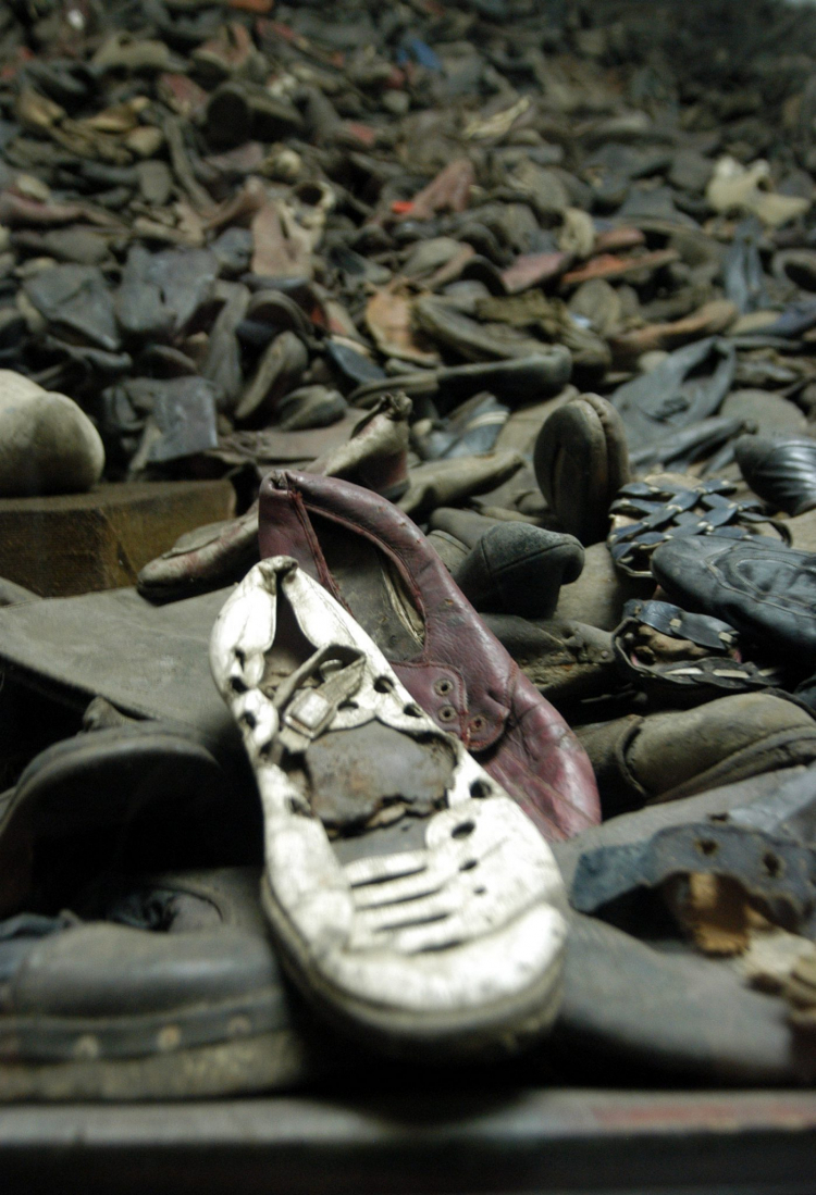 Były obóz zagłady KL Auschwitz. N/z: Buty więźniów. PAP /Jacek Bednarczyk