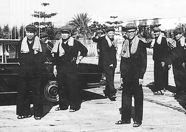 Przywódcy Czerwonych Khmerów (L - P): Pol Pot, Noun Chea, Leng Sary, Son Sen i ich zwolennicy w 1975 r. PAP/EPA/Heng Sinith