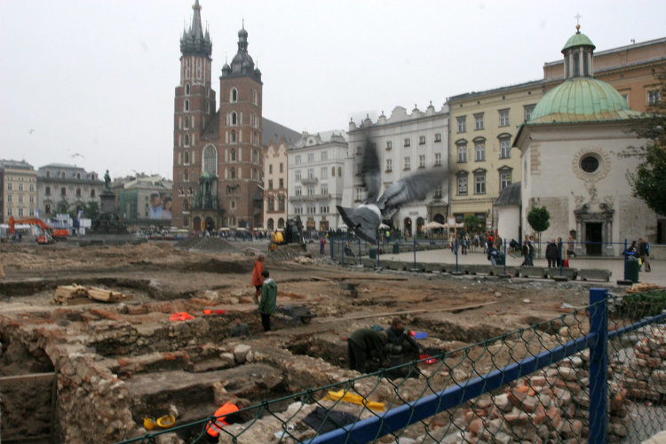 Podczas remontu krakowskiego Rynku 2005 r. archeolodzy odsłonili mury średniowiecznej zabudowy, m.in. ściany Kramów Bogatych, budynków Wielkiej i Małej Wagi. PAP/Jacek Bednarczyk