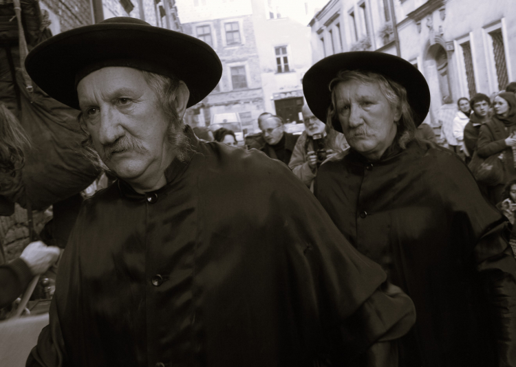 Bracia Wacław i Lesław Janiccy jako Dwaj Chasydzi z Deską Ostatniego Ratunku, Kraków 2006 r. (jb/kp) PAP/Jacek Bednarczyk