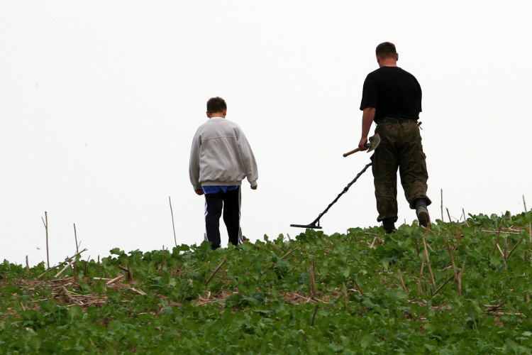Miłośnicy militariów podczas poszukiwań, 2007 r. PAP/Lech Muszyński