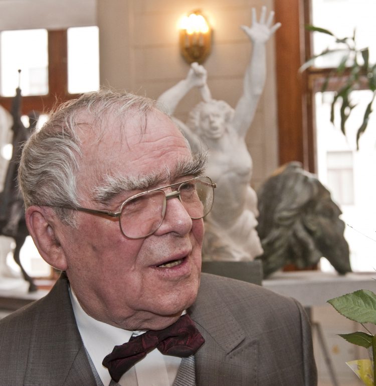 Rzeźbiarz Marian Konieczny podczas wernisażu wystawy swoich prac, 2010 r. PAP/Jerzy Ruciński