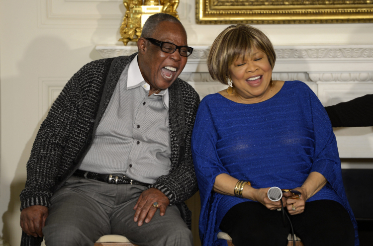 Amerykańscy artyści Mavis Staples (po prawej) i Sam Moore (po lewej) w Białym Domu w Waszyngtonie, 2013 r. PAP/EPA/Shawn Thew