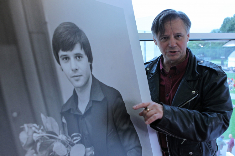 Krzysztof Janczar w 2015 r. ze swoim zdjęciem z lat młodości, fot. PAP/P. Wittman