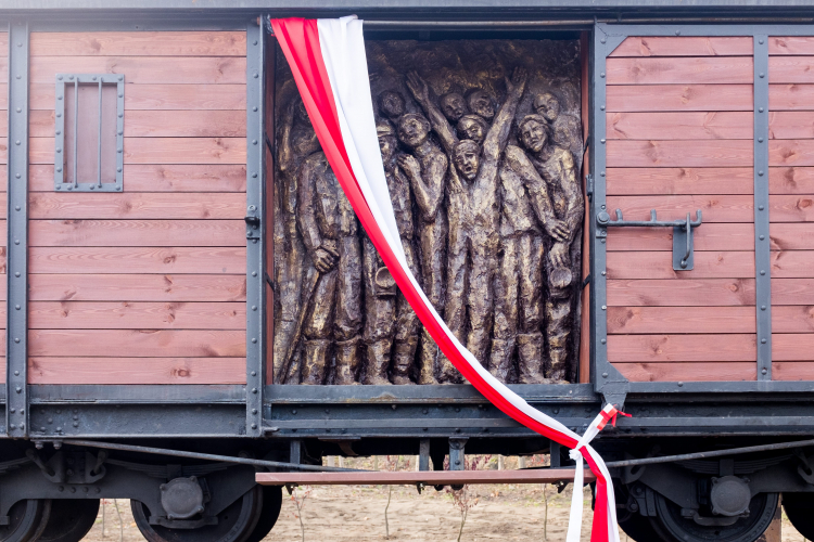 Uroczystość odsłonięcia pomnika upamiętniającego ofiary Tragedii Górnośląskiej w Bytomiu w 2015 r. PAP/Andrzej Grygiel