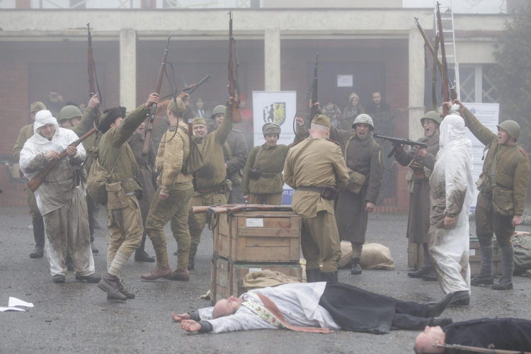 Tragedia Górnośląska - rekonstrukcja wydarzeń z 1945 r. w trakcie których doszło do masakry mieszkańców Bytomia - Miechowic, fot. PAP/D. Gajda