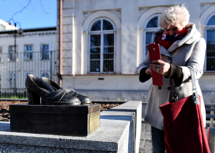 Małe rzeźby z brązu przedstawiające symbole Radomia, m.in. buty z „Radoskóru” pojawiły się w centrum miasta. Projekt został zrealizowany w ramach budżetu obywatelskiego. PAP/Piotr Polak