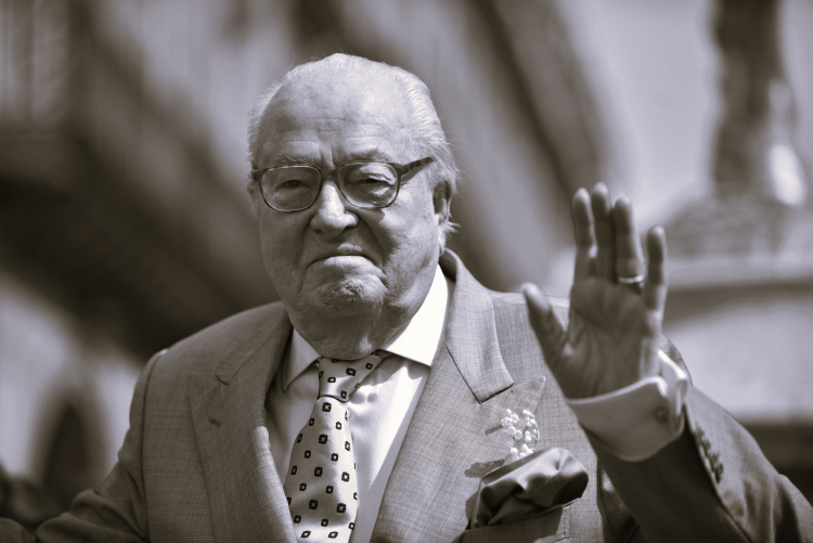 Były przewodniczący Frontu Narodowego (FN) Jean-Marie Le Pen przemawia pod pomnikiem Joanny d'Arc w Paryżu, Francja, 1 maja 2019 r. PAP/EPA/Julien De Rosa