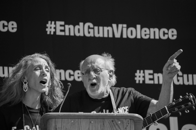 Peter Yarrow z córką Bethany w trakcie koncertu w 2019 r., fot. PAP/EPA/S. Thew