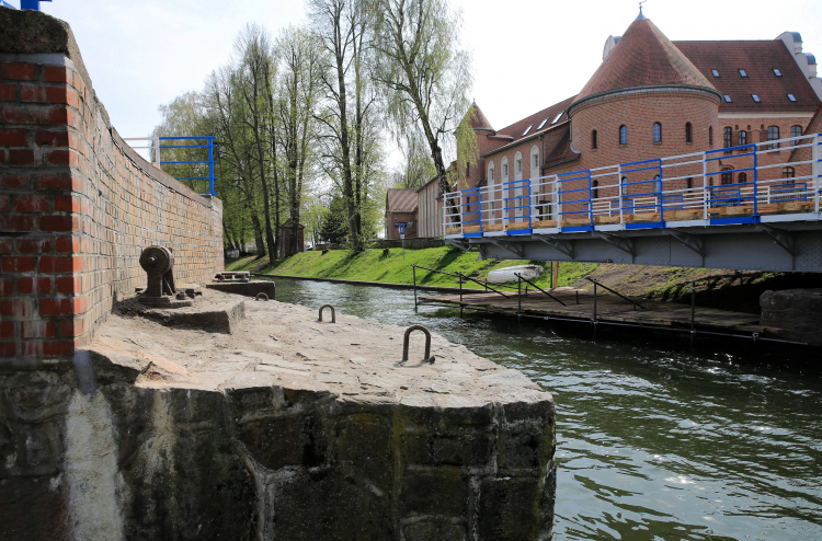Giżycko, zabytkowy most obrotowy, fot. PAP/T. Waszczuk