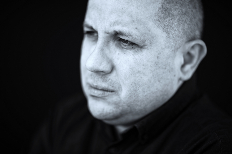 Pisarz, grafik, Marcin Wicha podczas sesji zdjęciowej w Milanówku, 6 bm. PAP/Albert Zawada