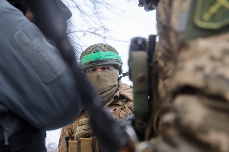 Żołnierze ukraińscy podczas patrolu w Bachmucie, 2023 r. PAP/Yevhen Titov