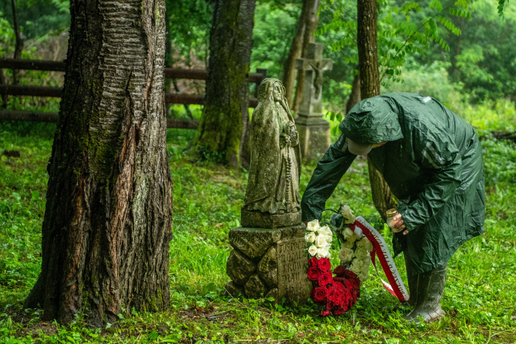 Teren cmentarza w nieistniejącej już wsi Puźniki na Ukrainie (obw. Tarnopolski). PAP/Wojtek Jargiło