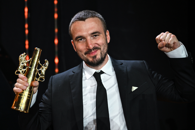 Reżyser Paweł Maślona z nagrodą Złote Lwy za film „Kos” podczas gali zakończenia 48. Festiwalu Polskich Filmów Fabularnych w Gdyni, 2023 r. PAP/Adam Warżawa