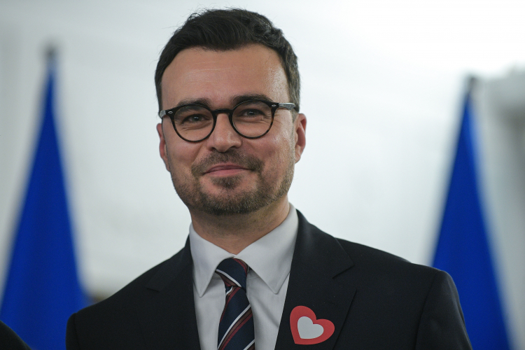 Poseł KO Maciej Wróbel podczas uroczystości wręczenia nowym posłom Sejmu X kadencji zaświadczeń o wyborze. w Sejmie w Warszawie. PAP/Marcin Obara