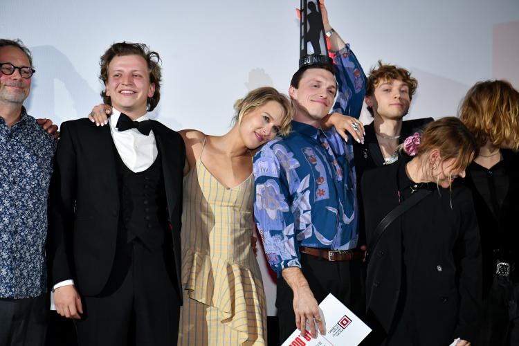 Laureat Nagrody im. Zbyszka Cybulskiego 2023 aktor Tomasz Włosok (4L) oraz nominowani Maciej Musiałowski (2L), Lena Góra (3L), Hubert Miłkowski (5L) oraz członek jury Bartosz Żurawiecki (L) podczas gali wręczenia nagrody w Warszawskim Kinie Luna. PAP/Andrzej Lange