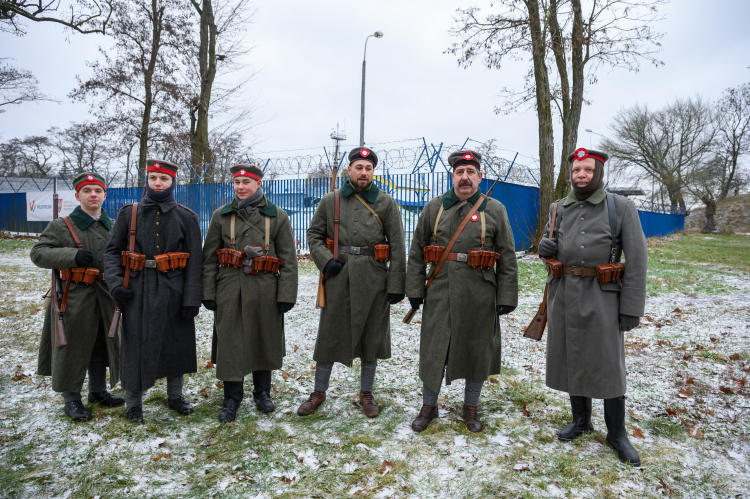 Uczestnicy pikniu historycznego na Ławicy w Poznaniu (2024 r.), fot. PAP/J. Kaczmarczyk