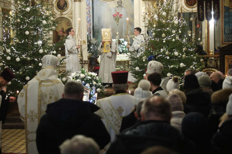 Nabożeństwo w soborze św. Mikołaja Cudotwórcy w Białymstoku w wigilię świąt Bożego Narodzenia. PAP/Artur Reszko