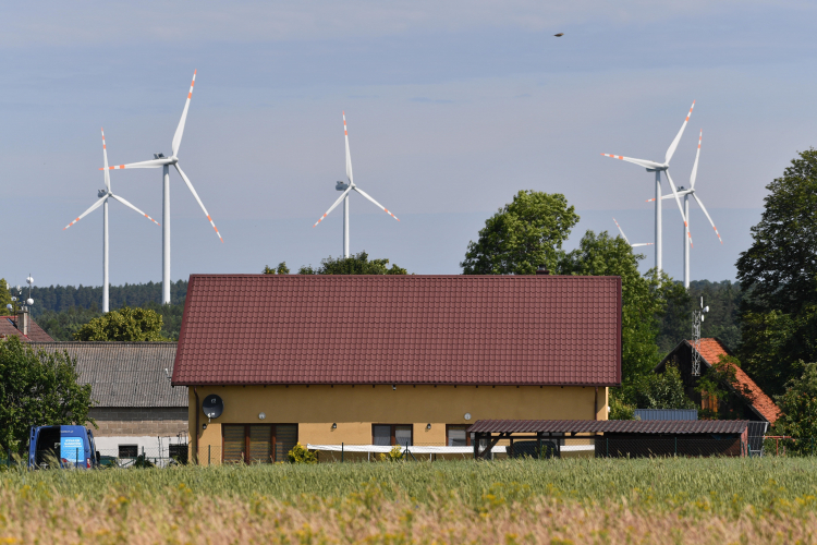 Farma wiatrowa w Białogardzie w woj. zachodniopomorskim. Fot. PAP/A. Jackowski