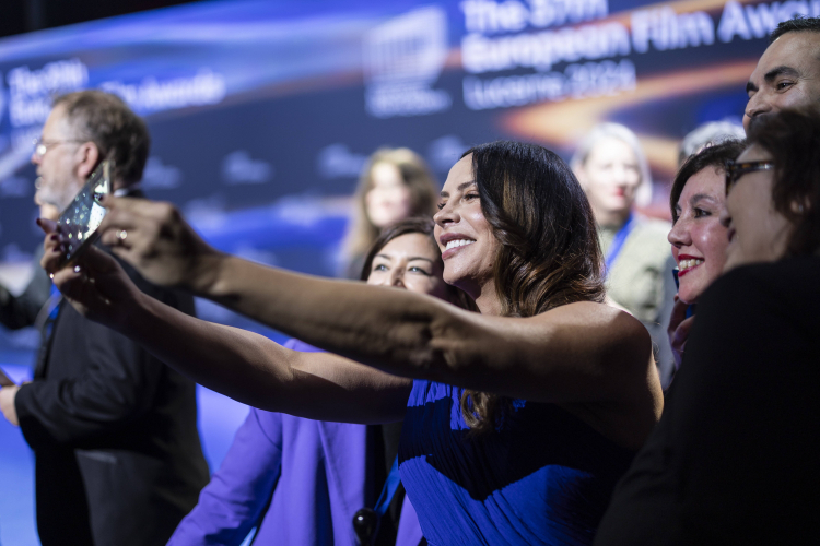 Hiszpańska aktorka Karla Sofia Gascon (C), nominowana w kategorii Aktorka Europejska za film „Emilia Perez”, robi selfie podczas 37. ceremonii wręczenia Europejskich Nagród Filmowych w Centrum Kulturalno-Kongresowym KKL w Lucernie w Szwajcarii, w grudniu 2024 r. PAP/EPA/Michael Buholzer