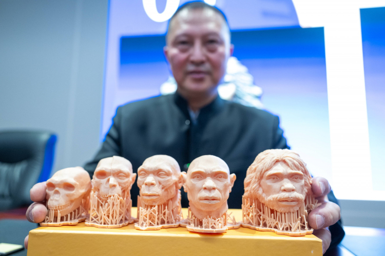 Feng Xiaobo, profesor Uniwersytetu Shanxi, przedstawia proces renowacji skamieniałej ludzkiej czaszki sprzed miliona lat w Muzeum Prowincji Hubei w Wuhan, w Chinach. Analiza wykazała, że skamieniałości należały do Homo erectus, mają około miliona lat i pochodzą od mężczyzny i kobiety w wieku od 25 do 45 lat. PAP/EPA