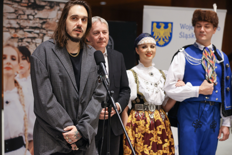 Wokalista, autor tekstów Miuosh (L) oraz marszałek województwa śląskiego Wojciech Saługa (2L) podczas briefingu przed inauguracją trasy projektu „Miuosh X i Zespół Pieśni i Tańca Śląsk - Pieśni Współczesne Tom II”, w siedzibie NOSPR w Katowicach. PAP/Kasia Zaremba