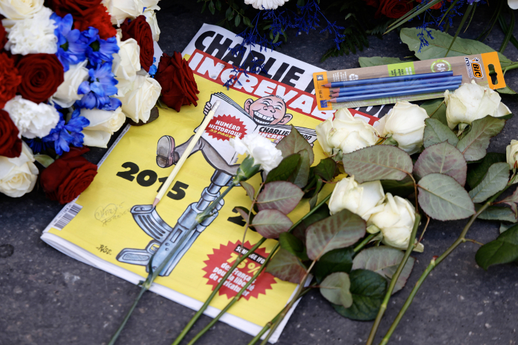 Specjalne wydanie „Charlie Hebdo” leży wśród wieńców i ołówków pozostawionych przed redakcją gazety podczas uroczystości upamiętniających 10. rocznicę ataku islamistów. PAP/EPA/Ludovic Marin