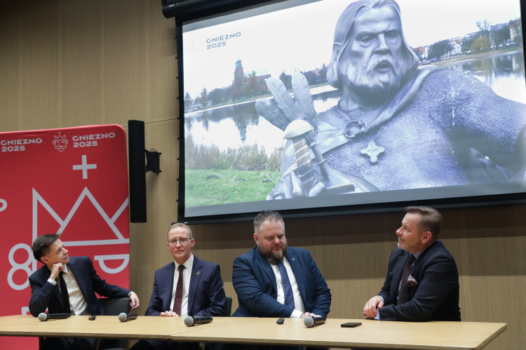 Prezentacja filmu reklamowego z „udziałem” Bolesława Chrobrego. Nz. prezydent Gniezna Michał Powałowski (2L), jego zastępca Łukasz Muciok (2P), dyrektor Muzeum Historii Polski Marcin Napiórkowski (L) oraz prezes Polskiej Organizacji Turystycznej Rafał Szmytke (P) na konferencji prasowej nt. wystawy „Milenium Koronacji Królewskich” PAP/Tomasz Gzell