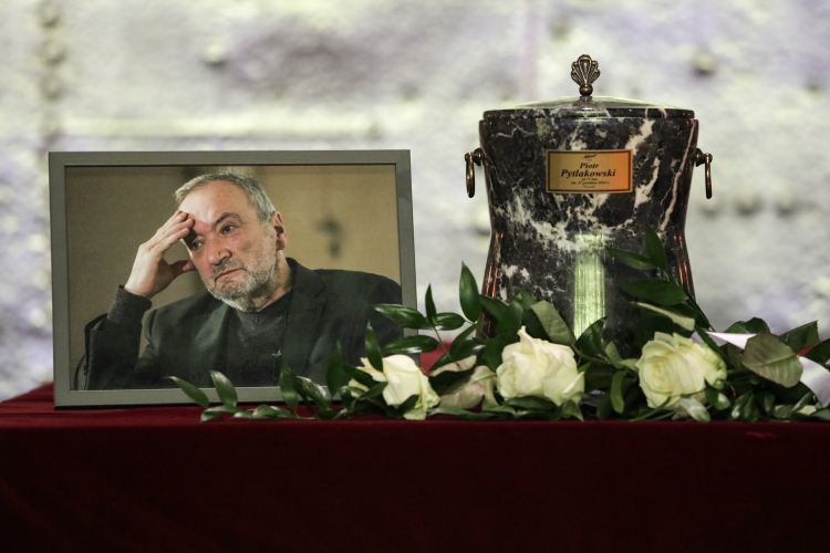 Pogrzeb dziennikarza śledczego, pisarza i scenarzysty Piotra Pytlakowskiego, na Powązkach Wojskowych w Warszawie. Piotr Pytlakowski odszedł 31 grudnia 2024 r. w wieku 73 lat. (mr) PAP/Tomasz Gzell