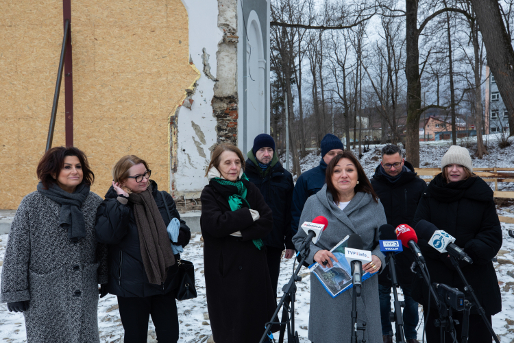 Minister kultury i dziedzictwa narodowego Hanna Wróblewska (3L), Dolnośląski Wojewódzki Konserwator Zabytków Daniel Gibski (2P), dyrektor Departamentu Kultury i Dziedzictwa Kulturowego Izabela Kurc-Kuriata (P), burmistrz Lądka-Zdroju Tomasz Nowicki (4L), wicemarszałek Sejmu Monika Wielichowska (3P) oraz senatorki KO Barbara Zdrojewska (2L) i Agnieszka Kołacz-Leszczyńska (L) na konferencji prasowej na terenie kaplicy św. Onufrego. PAP/Krzysztof Ćwik