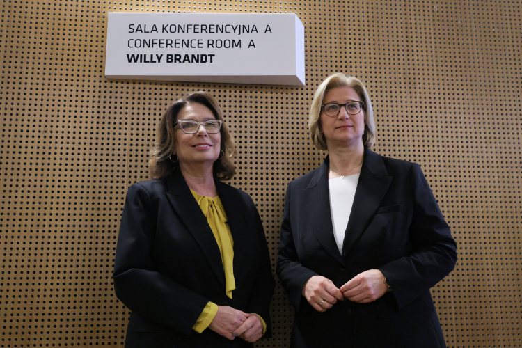 Marszałek Senatu Małgorzata Kidawa-Błońska (L) i przewodnicząca Bundesratu Republiki Federalnej Niemiec Anke Rehlinger (P) podczas uroczystości nadania imienia sali konferencyjnej w Muzeum Historii Żydów Polskich POLIN w Warszawie, 24 bm. byłemu Kanclerzowi Republiki Federalnej Niemiec Willy’emu Brandtowi. PAP/Paweł Supernak