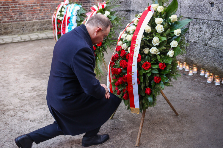 Prezydent RP Andrzej Duda podczas uroczystości przed Ścianą Śmierci na terenie byłego obozu Auschwitz. PAP/Jarek Praszkiewicz