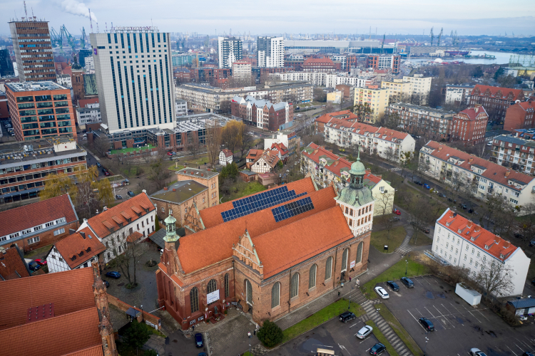 Konserwator zabytków kazał zdemontować panele fotowoltaiczne z dachu kościoła św. Brygidy q Gdańsku, fot. PAP/Adam Warżawa