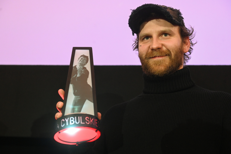 Laureat Nagrody im. Zbyszka Cybulskiego, aktor Julian Świeżewski na gali. PAP/Piotr Nowak