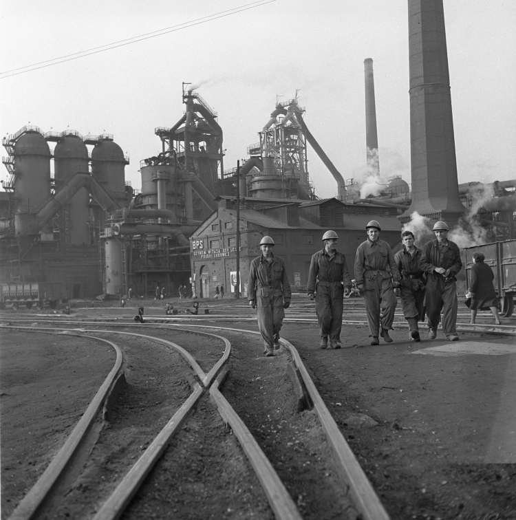 Ogólny widok wielkiego pieca w Hucie Pokój w 1969 r. Fot. PAP/Stanisław Jakubowski