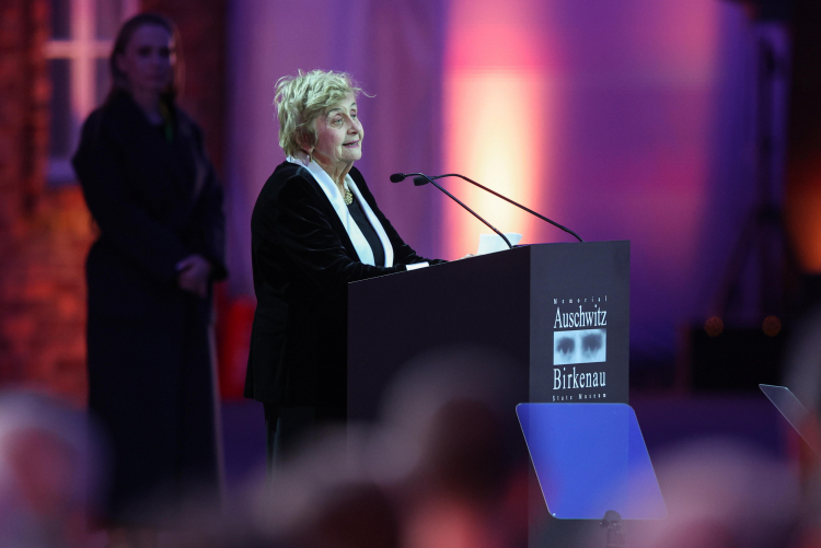 Wystąpienie ocalałej z zagłady Tovy Friedman w Auschwitz II-Birkenau w Brzezince 27 stycznia 2025 r. w Międzynarodowym Dniu Pamięci o Ofiarach Holokaustu w głównej uroczystości 80. rocznicy jego wyzwolenia przez Armię Radziecką. Fot. PAP/Łukasz Gągulski 